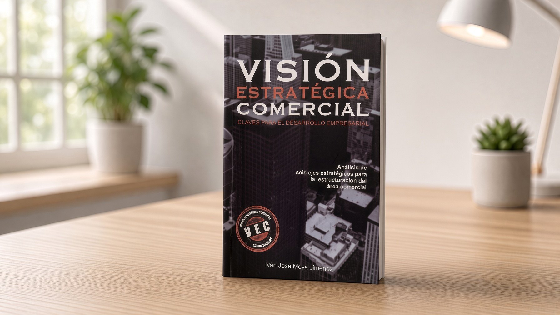 Mockup de Visión Estratégica Comercial, de Iván José Moya Jiménez, sobre un escritorio.